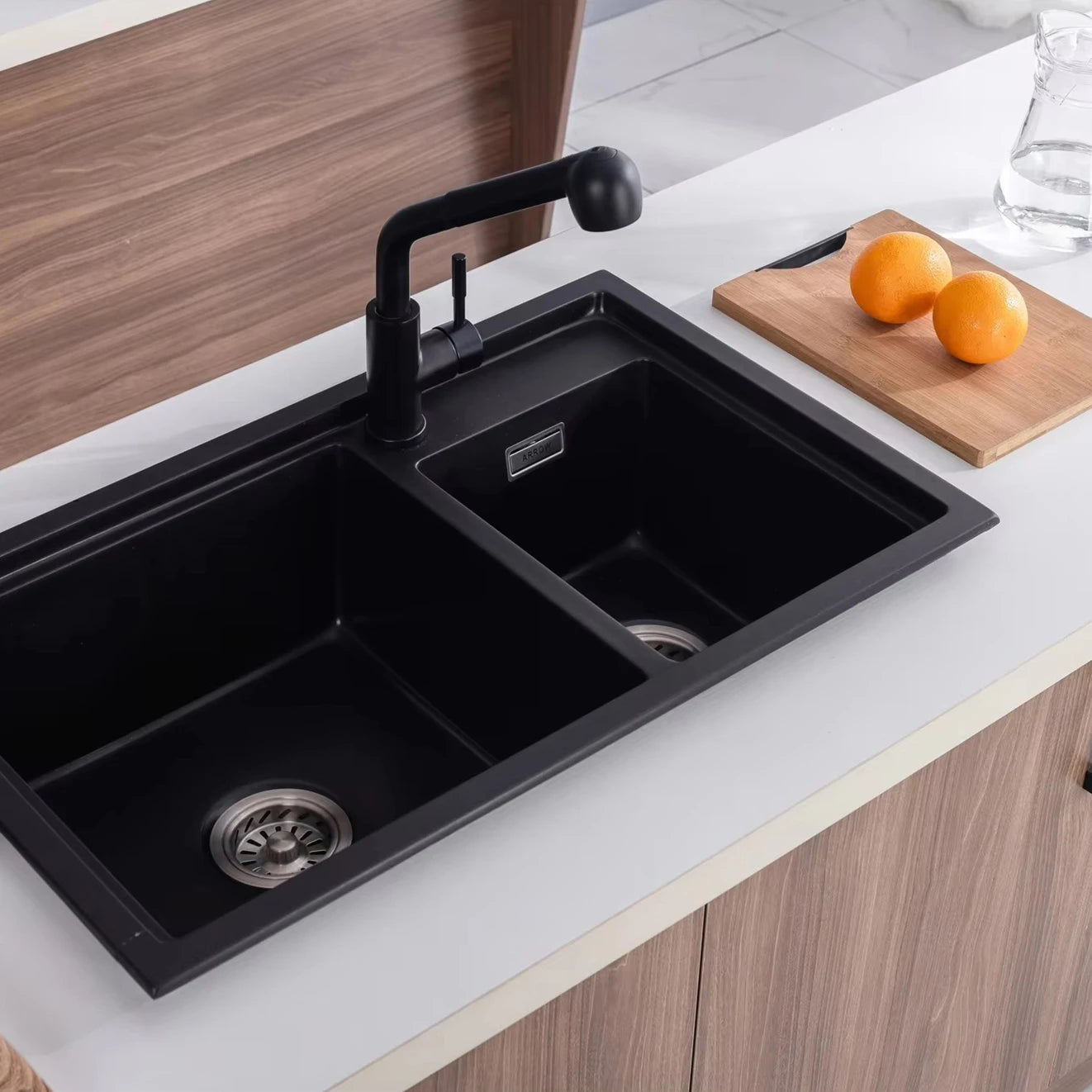 ברז מטבח שחור עם ראש נשלף, גוף מיקסר מניקל מוברש, מצב זרם ורסס, עיצוב מודרני למטבח.