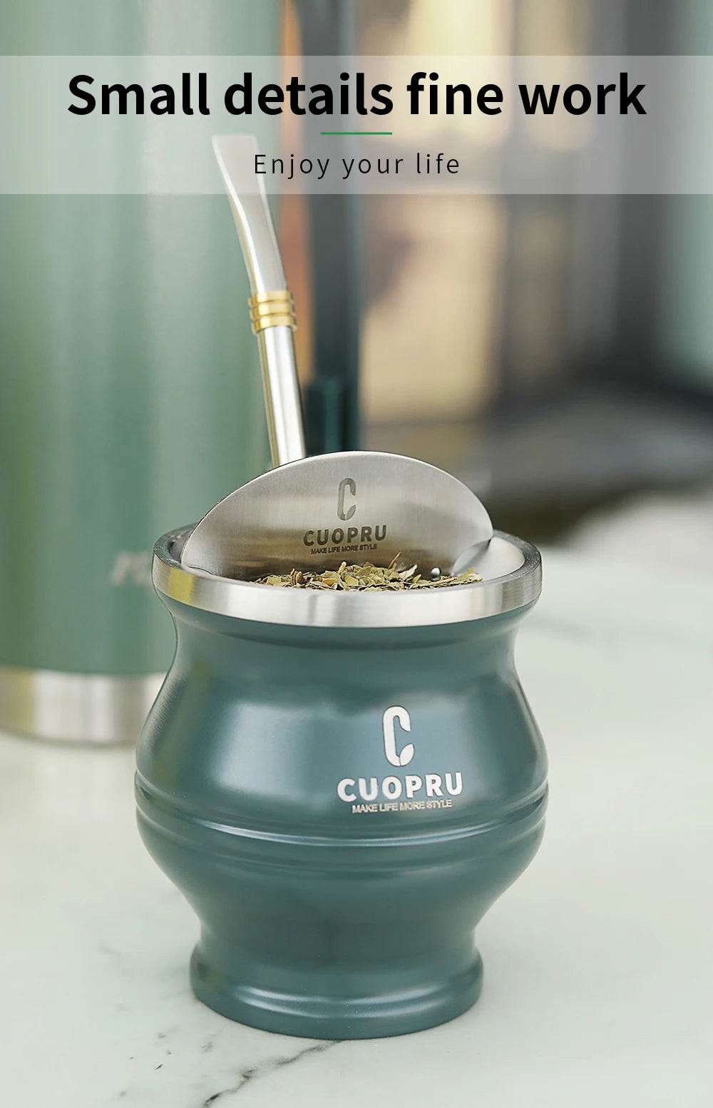 طقم متكامل وعالي الجودة يشمل كوب CUOPRU مزدوج الجدار المصنوع من ستانلستيل فاخر، مع مصفاة شاي احترافية، وقشة بومبيّا (Bombilla) للتصفية المثالية، إضافةً إلى فرشاة تنظيف للحفاظ على لمعان الكوب ونظافته. اختيار راقٍ لعشّاق الماته والذوق الرفيع.