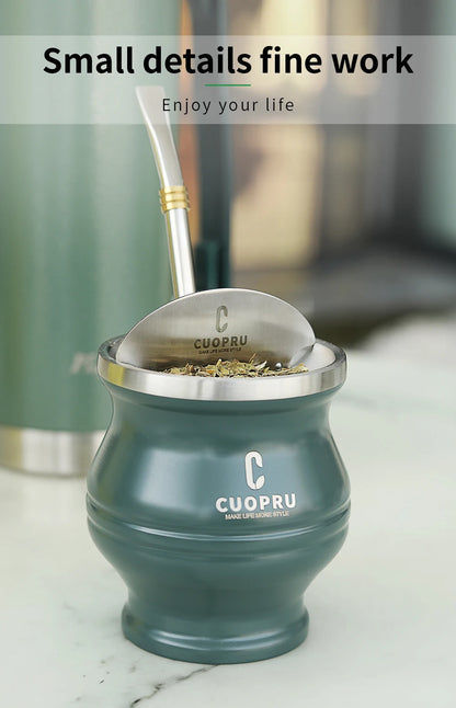 طقم متكامل وعالي الجودة يشمل كوب CUOPRU مزدوج الجدار المصنوع من ستانلستيل فاخر، مع مصفاة شاي احترافية، وقشة بومبيّا (Bombilla) للتصفية المثالية، إضافةً إلى فرشاة تنظيف للحفاظ على لمعان الكوب ونظافته. اختيار راقٍ لعشّاق الماته والذوق الرفيع.