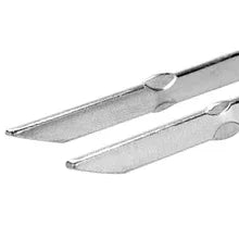 שיפוד ברביקיו מנירוסטה עם שתי מחטים ופלטת דחיפה עצמית שיפוד איכותי להכנת בשרים וירקות בקלות. עשוי נירוסטה חזקה, מאפשר השחלה יציבה ומהירה וכולל פלטה לדחיפה נוחה של המזון. מושלם למנגל ביתי, קמפינג ופיקניק. אביזר חובה לכל חובב BBQ.