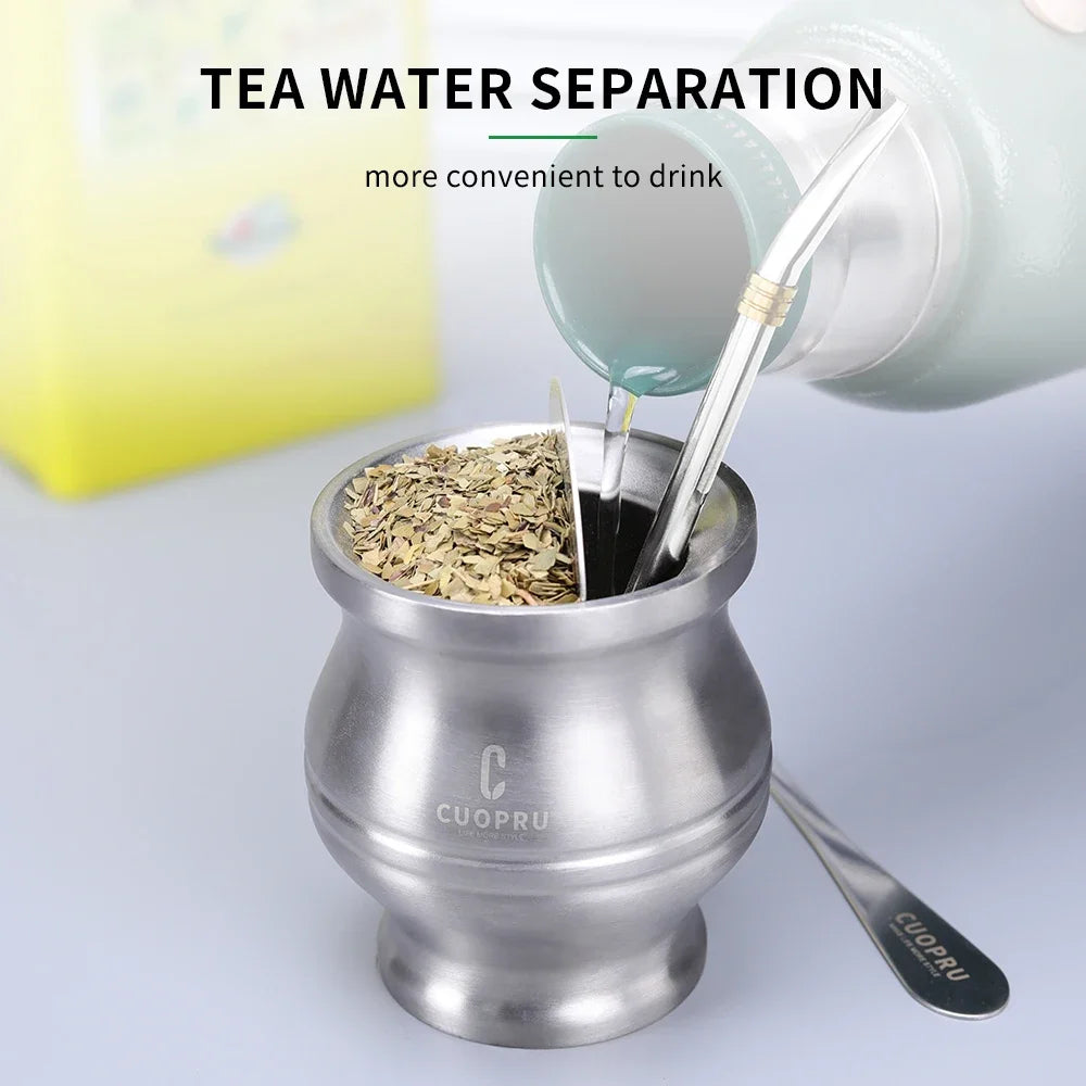 طقم متكامل وعالي الجودة يشمل كوب CUOPRU مزدوج الجدار المصنوع من ستانلستيل فاخر، مع مصفاة شاي احترافية، وقشة بومبيّا (Bombilla) للتصفية المثالية، إضافةً إلى فرشاة تنظيف للحفاظ على لمعان الكوب ونظافته. اختيار راقٍ لعشّاق الماته والذوق الرفيع.