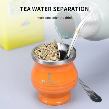 طقم متكامل وعالي الجودة يشمل كوب CUOPRU مزدوج الجدار المصنوع من ستانلستيل فاخر، مع مصفاة شاي احترافية، وقشة بومبيّا (Bombilla) للتصفية المثالية، إضافةً إلى فرشاة تنظيف للحفاظ على لمعان الكوب ونظافته. اختيار راقٍ لعشّاق الماته والذوق الرفيع.