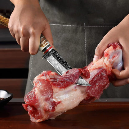 סכין דמשק רב־תכליתית בעבודת יד – חדה, עמידה ומרשימה. ידית ארגונומית נגד החלקה לאחיזה מושלמת, מתאימה לחיתוך בשר, פירות ופעילויות שטח וקמפינג. כוללת נדן מגן לנשיאה בטוחה וסטייל מקצועי.