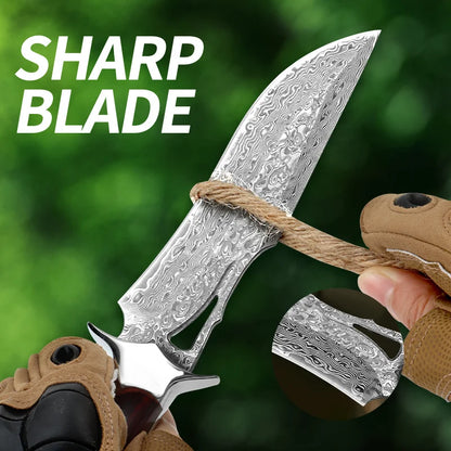 סכין גדולה מפלדת דמשק בעבודת יד — להב קבוע, ידית מעץ ונרתיק עור; נוחה לנשיאה וחותכת במהירות.