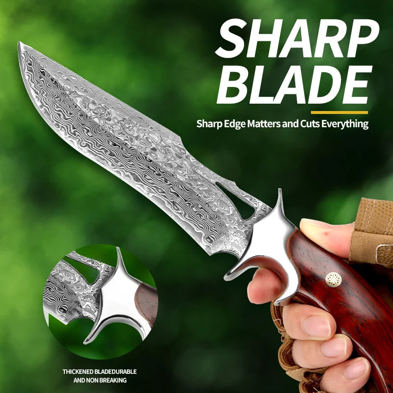 סכין גדולה מפלדת דמשק בעבודת יד — להב קבוע, ידית מעץ ונרתיק עור; נוחה לנשיאה וחותכת במהירות.