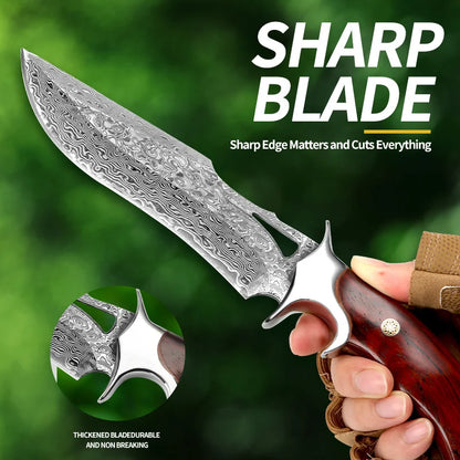 סכין גדולה מפלדת דמשק בעבודת יד — להב קבוע, ידית מעץ ונרתיק עור; נוחה לנשיאה וחותכת במהירות.