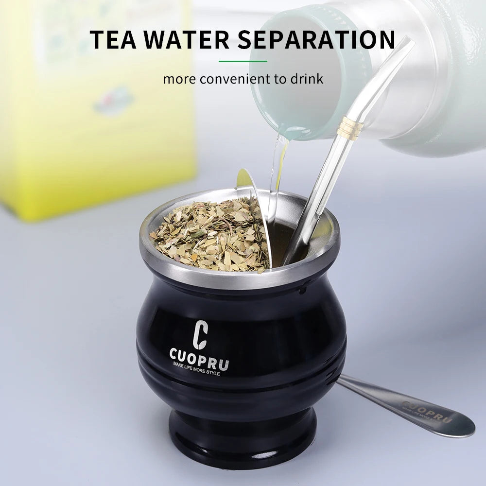 طقم متكامل وعالي الجودة يشمل كوب CUOPRU مزدوج الجدار المصنوع من ستانلستيل فاخر، مع مصفاة شاي احترافية، وقشة بومبيّا (Bombilla) للتصفية المثالية، إضافةً إلى فرشاة تنظيف للحفاظ على لمعان الكوب ونظافته. اختيار راقٍ لعشّاق الماته والذوق الرفيع.