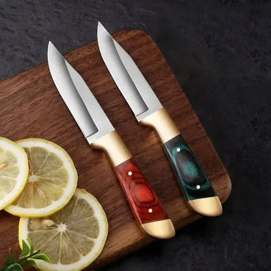 סכין חדה ורב־שימושית – מתאימה לפירות, מנגל, טיולים, חיתוך ובישול בשטח. קלה לנשיאה, עמידה וחזקה – מושלמת לכל הרפתקה.