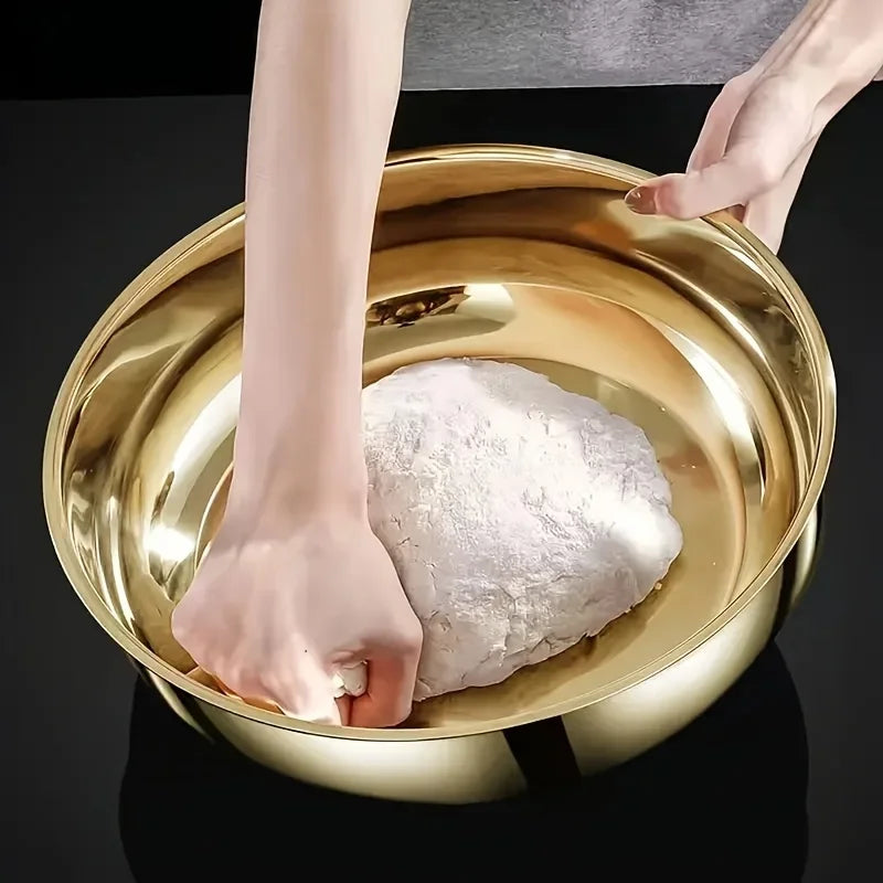 קערת נירוסטה גדולה בנפח רחב – אידיאלית לערבוב בצק, שטיפת ירקות, והכנת סלטים. מראה אסתטי, חלקה, נוחה לעבודה וקלה לניקוי.