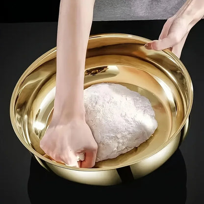 קערת נירוסטה גדולה בנפח רחב – אידיאלית לערבוב בצק, שטיפת ירקות, והכנת סלטים. מראה אסתטי, חלקה, נוחה לעבודה וקלה לניקוי.