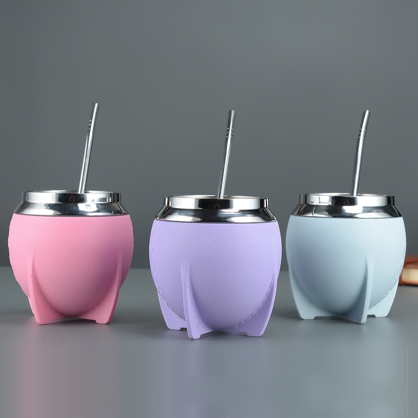 كوب متّه واحد مع قشة بومبيّا، بسعة **9.47 أونص**، مصنوع من **ستانلس ستيل** مزدوج الجدار لحفظ الحرارة، بتصميم تقليدي لشرب شاي المتّه. مناسب للاستخدام اليومي ويعدّ هدية مثالية لعيد الميلاد.